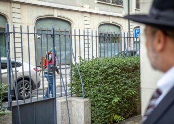 El agresor dando un saludo nazi fuera de la sinagoga. ( Foto: Eli Atkin )