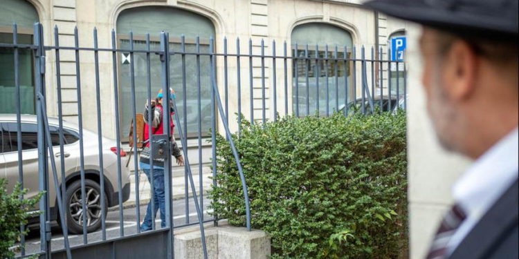 El agresor dando un saludo nazi fuera de la sinagoga. ( Foto: Eli Atkin )