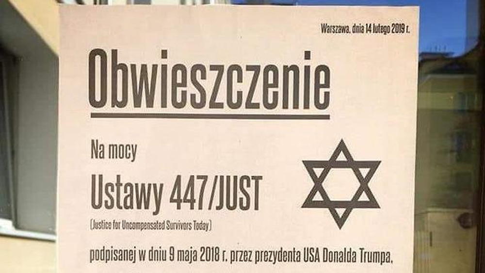 Un cartel antijudío en exhibición en Varsovia, Polonia  