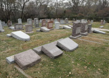 75 lápidas derribadas en el cementerio judío de Nebraska