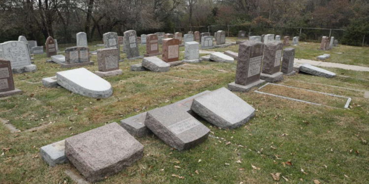 75 lápidas derribadas en el cementerio judío de Nebraska