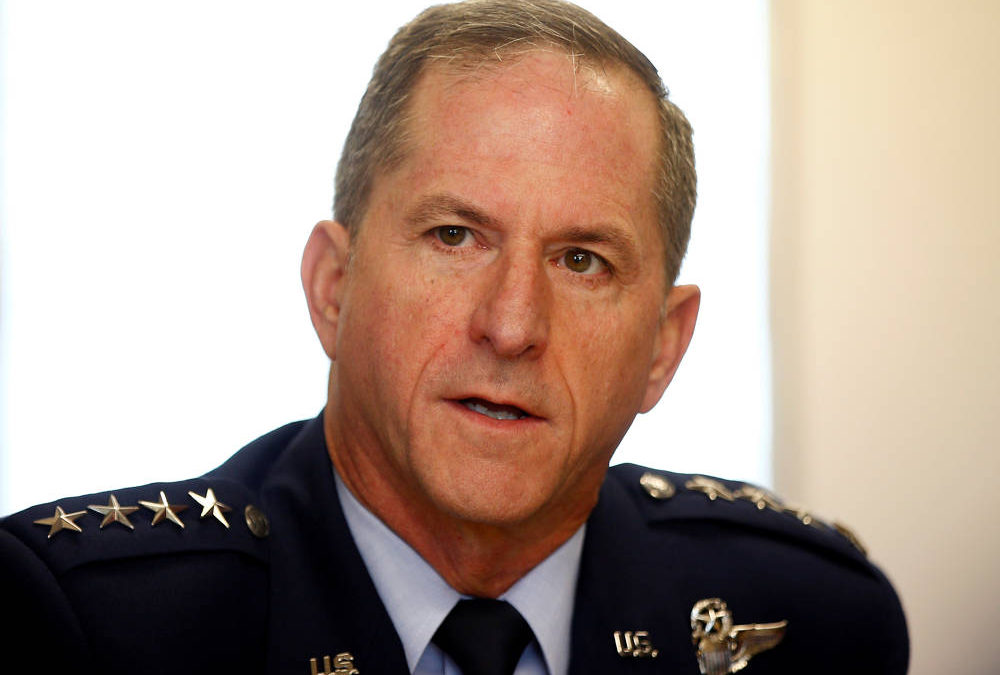 El Jefe de Estado Mayor de la Fuerza Aérea de los EE. UU., David Goldfein, habla con periodistas en el Royal International Air Tattoo en Fairford, Gran Bretaña, 8 de julio de 2016. REUTERS / Peter Nicholls