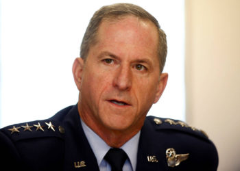 El Jefe de Estado Mayor de la Fuerza Aérea de los EE. UU., David Goldfein, habla con periodistas en el Royal International Air Tattoo en Fairford, Gran Bretaña, 8 de julio de 2016. REUTERS / Peter Nicholls