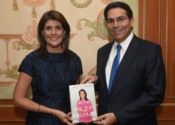 Nikki Haley le presenta a Danny Danon una copia de su libro