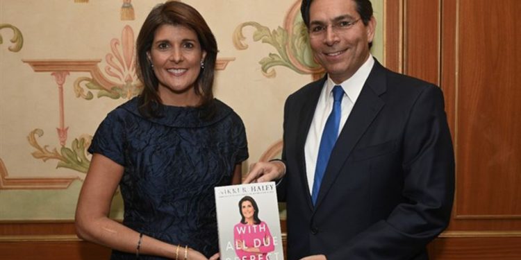 Nikki Haley le presenta a Danny Danon una copia de su libro