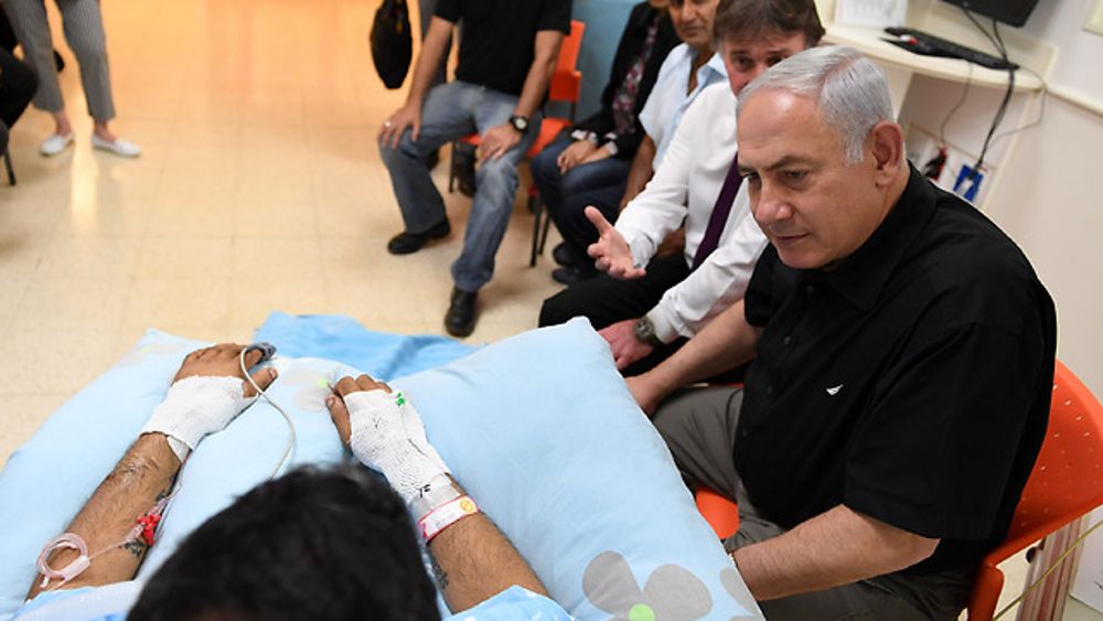 El primer ministro Benjamin Netanyahu visita al herido Niv Nehemiah  ( Foto: GPO )