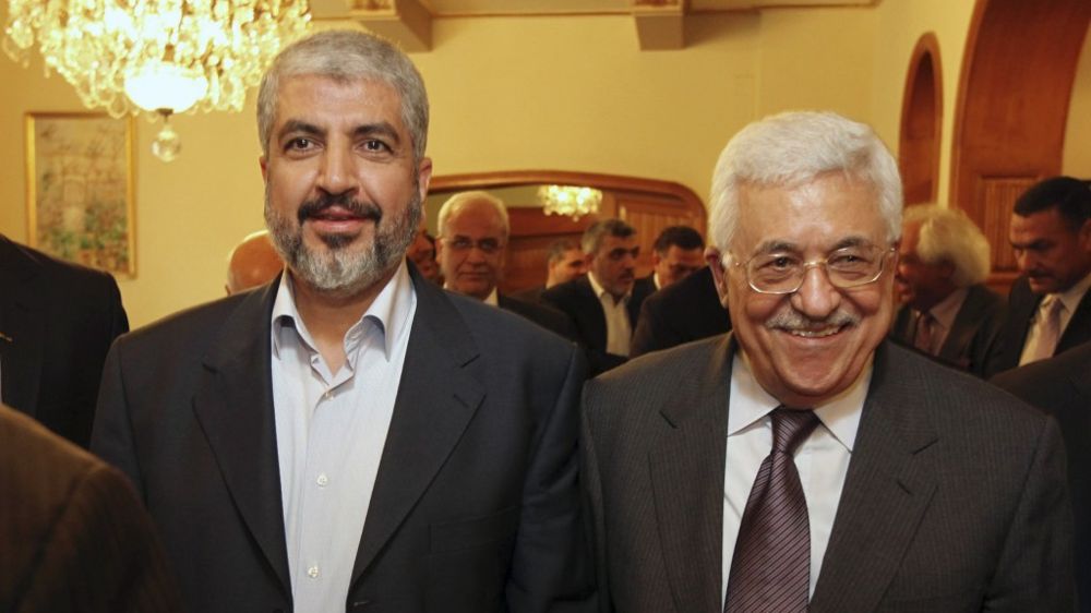 El líder de Hamás, Khaled Mashaal, a la izquierda, con el presidente de la Autoridad Palestina, Mahmoud Abbas. (AP)
