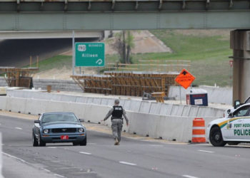 Un oficial de policía militar detiene un automóvil en Fort Hood, Texas, después de un tiroteo en la base del Ejército, 2 de abril de 2014. (AP / Austin American-Statesman / Deborah Cannon)