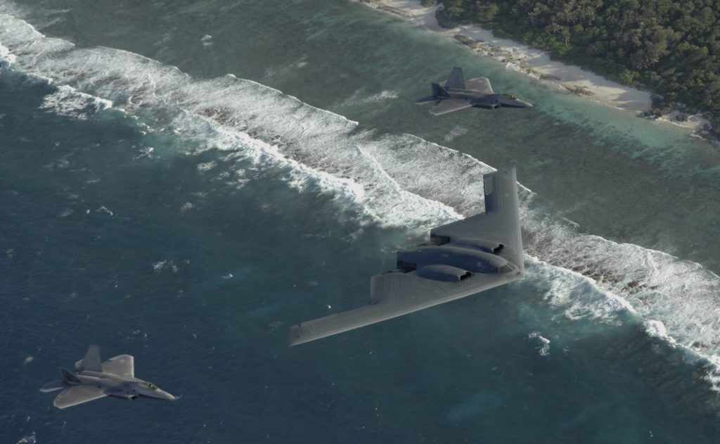 Dos F-22 Raptors y un bombardero B-2 Spirit desplegados en la Base de la Fuerza Aérea Andersen, Guam, vuelan en formación sobre el Océano Pacífico. (Foto USAF)