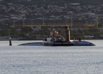 Submarino de ataque de la Marina de los EE. UU. USS Jefferson City sale de Pearl Harbor