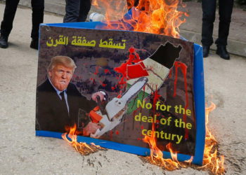 Los palestinos protestan contra el llamado Acuerdo del siglo del presidente de los Estados Unidos, Donald Trump, en la ciudad cisjordana de Hebrón, el 22 de febrero de 2019. (Wisam Hashlamoun / Flash90)