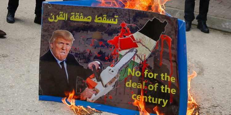 Los palestinos protestan contra el llamado Acuerdo del siglo del presidente de los Estados Unidos, Donald Trump, en la ciudad cisjordana de Hebrón, el 22 de febrero de 2019. (Wisam Hashlamoun / Flash90)