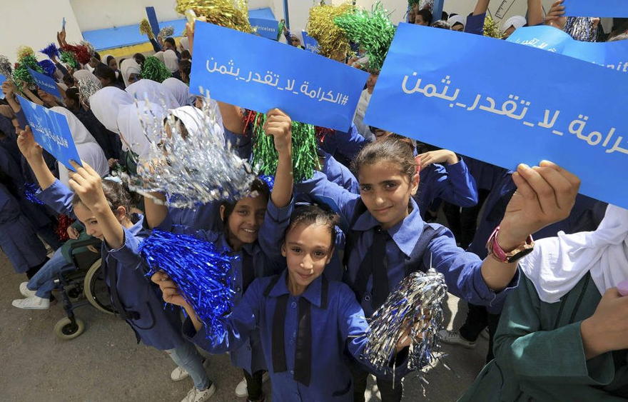 Los escolares refugiados asisten a una ceremonia oficial para regresar a la escuela en una de las escuelas de UNRWA en un campamento de refugiados palestinos Al-Wehdat, en Amman, Jordania, el 2 de septiembre de 2018. (Foto AP / Raad Adayleh)