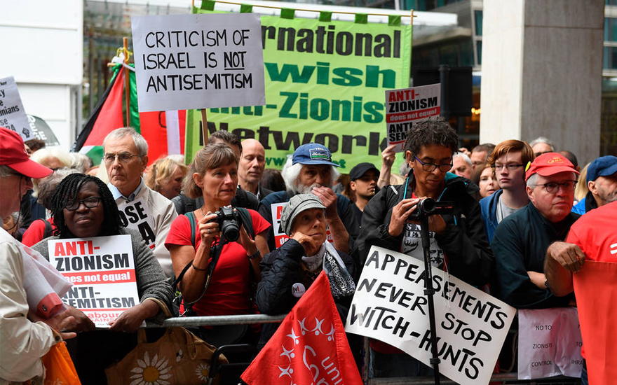 Ilustrativo: los activistas antiisraelíes reaccionan ante una reunión del Comité Ejecutivo Nacional del Trabajo en Londres, 4 de septiembre de 2018. (Stefan Rousseau / PA vía AP)