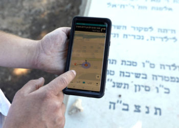 Un hombre demuestra cómo usar "Gravez" en el cementerio de Givat Shaul en Jerusalem | Foto: Reuters / Ammar Awad