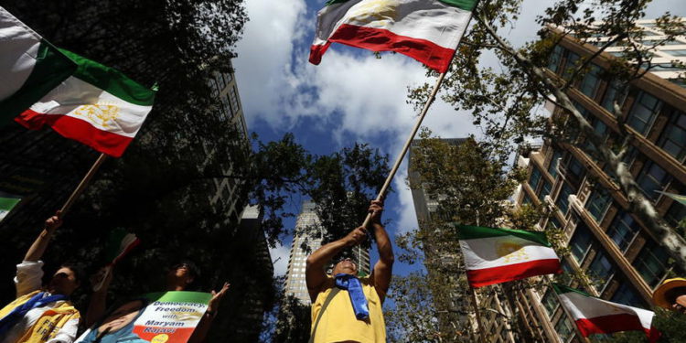 Los partidarios del cambio de régimen en Irán se manifiestan frente a la sede de las Naciones Unidas el primer día del debate general en la Asamblea General de la ONU, el 24 de septiembre de 2019, en Nueva York. (Foto AP / Jason DeCrow)