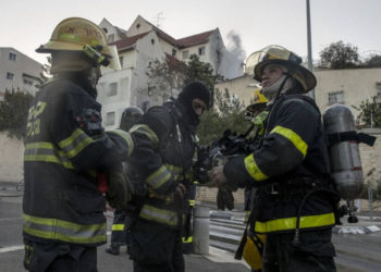 Bomberos palestinos de la ciudad cisjordana de Jenin llegan para ayudar a extinguir un incendio en la ciudad norteña israelí de Haifa después de un incendio forestal, el 25 de noviembre de 2016. (AFP / JACK GUEZ)