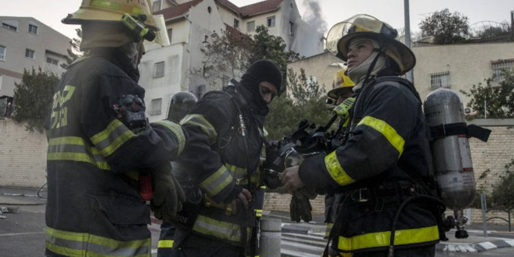 Bomberos palestinos de la ciudad cisjordana de Jenin llegan para ayudar a extinguir un incendio en la ciudad norteña israelí de Haifa después de un incendio forestal, el 25 de noviembre de 2016. (AFP / JACK GUEZ)