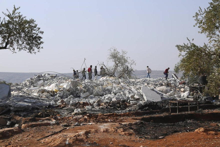 La gente mira las casas destruidas cerca de la aldea de Barisha, en la provincia de Idlib, Siria, después de una operación del ejército de los Estados Unidos que atacó a Abu Bakr al-Baghdadi, el líder en la sombra del grupo Estado Islámico, el 27 de octubre de 2019. (Ghaith Alsayed / AP)