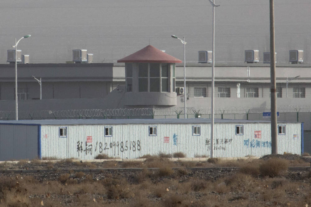En esta foto de archivo del lunes 3 de diciembre de 2018, se ve una torre de guardia y cercas de alambre de púas alrededor de una instalación en el Parque Industrial Kunshan en Artux, en la región occidental de Xinjiang, China. Este es uno de un número creciente de campos de internamiento en la región de Xinjiang, donde, según algunas estimaciones, 1 millón de musulmanes están detenidos, obligados a renunciar a su idioma y su religión y sujetos a adoctrinamiento político. (Foto AP)