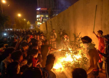 Los manifestantes iraquíes incendiaron neumáticos cerca del muro que rodea el consulado iraní en la ciudad de Karbala, al sur de la capital iraquí, Bagdad, durante la noche del 3 de noviembre de 2019. (Mohammed SAWAF / AFP)