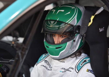 Reema al-Juffali, la primera mujer piloto de carreras de Arabia Saudita, aparece en el interior de su automóvil durante una entrevista con AFP en el distrito de Diriyah en Riad el 20 de noviembre de 2019. (Fayez Nureldine / AFP)