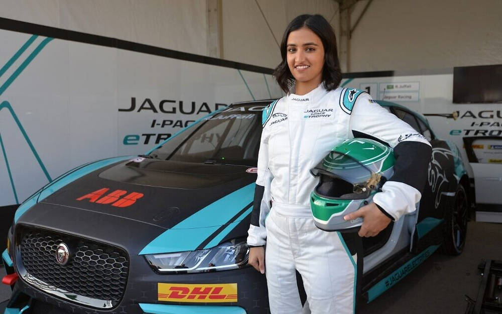 Reema al-Juffali, la primera mujer piloto de carreras de Arabia Saudita, posa frente a su automóvil durante una entrevista con AFP en el distrito de Diriyah en Riad el 20 de noviembre de 2019. (Fayez Nureldine / AFP)