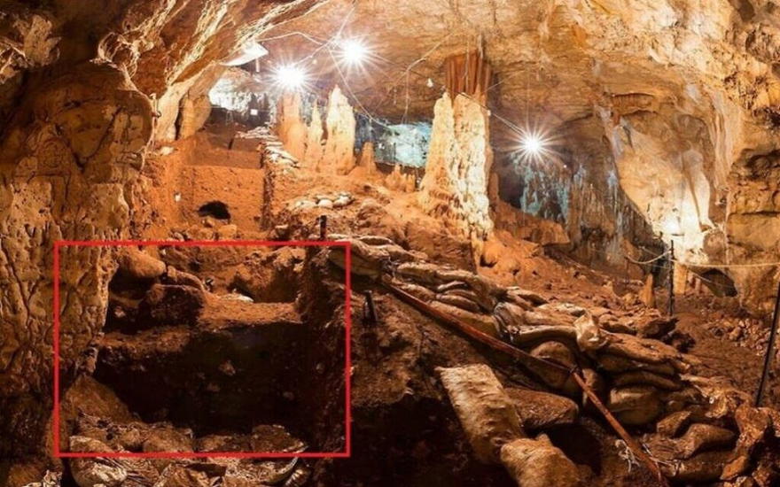 Una vista a la cueva Manot con una marca del área donde se encontraron algunos de los dientes de 40,000 años de antigüedad. (Prof. Israel Hershkovitz)