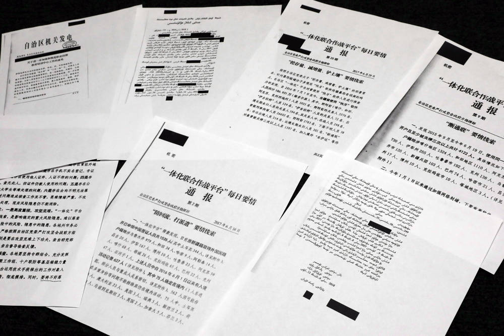 Una muestra de documentos clasificados del gobierno chino filtrados a un consorcio de organizaciones de noticias se muestra para una foto en Nueva York, el viernes 22 de noviembre de 2019. (AP Photo / Richard Drew)
