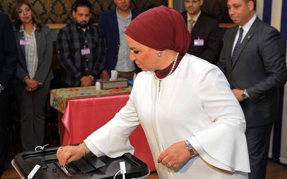 En esta foto publicada por la Presidencia egipcia, Instissar el-Sissi, la esposa del presidente Abdel-Fattah el-Sissi vota en las elecciones presidenciales, en El Cairo, Egipto, 26 de marzo de 2018. (Presidencia egipcia a través de AP)