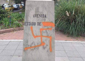 Un monumento a una menorá destrozado con una esvástica en Bogotá, Colombia, el 1 de noviembre de 2019. (Christian Cantor / Twitter)