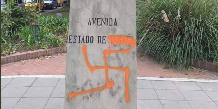 Un monumento a una menorá destrozado con una esvástica en Bogotá, Colombia, el 1 de noviembre de 2019. (Christian Cantor / Twitter)