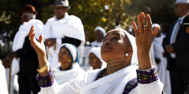 Las mujeres israelíes de la comunidad judía etíope rezan durante el feriado de Sigd que marca el deseo de 'regresar a Jerusalén', mientras celebran desde la cima de una colina en la ciudad sagrada con vista al Monte del Templo, el 16 de noviembre de 2017. (AFP Photo / Gali Tibbon / Archivo)