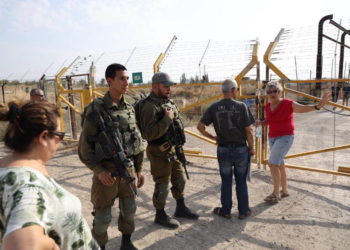 Una fotografía tomada el 8 de noviembre de 2019 muestra a soldados y turistas israelíes junto a una puerta fronteriza en el lado israelí de la frontera en el sitio del valle del Jordán de Naharayim, al este del río Jordán y que ha sido arrendado a Israel como parte de la Tratado de paz entre Israel y Jordania. (MENAHEM KAHANA / AFP)