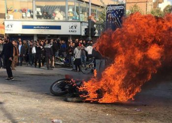 Manifestantes iraníes, en la ciudad de Isfahan, este sábado. AFP