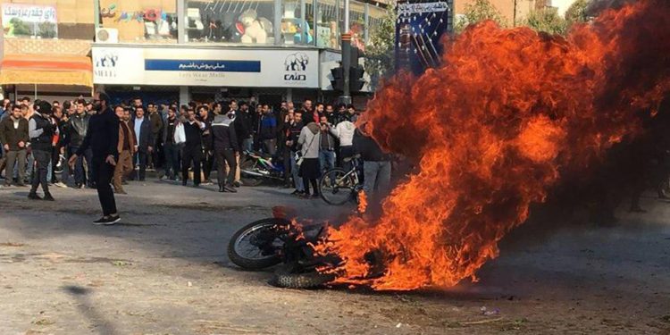 Manifestantes iraníes, en la ciudad de Isfahan, este sábado. AFP