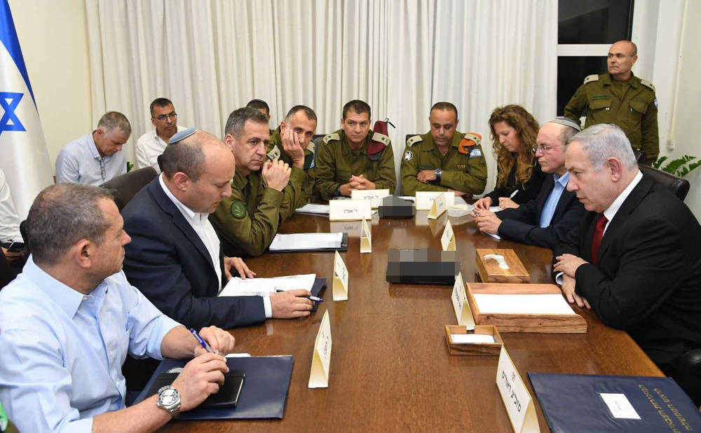 El primer ministro Benjamin Netanyahu (R) y el ministro de Defensa Naftali Bennett (2L) se reunieron con los jefes militares en Tel Aviv el 12 de noviembre de 2019 (Haim Tzach / GPO)