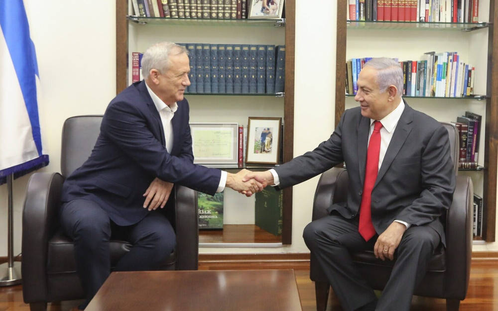 El líder del partido Azul y Blanco, Benny Gantz (izq.) Y el primer ministro Benjamin Netanyahu se reúnen en la sede de las FDI en Tel Aviv, el 27 de octubre de 2019. (Elad Malka)