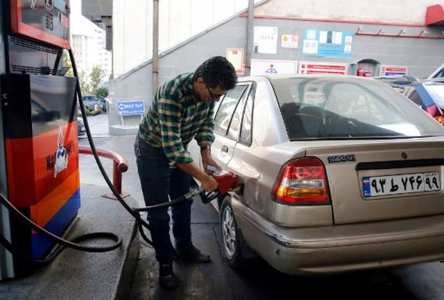 Los iraníes llenan sus vehículos en una estación de servicio en Teherán, el 15 de noviembre de 2019. (STR / AFP)