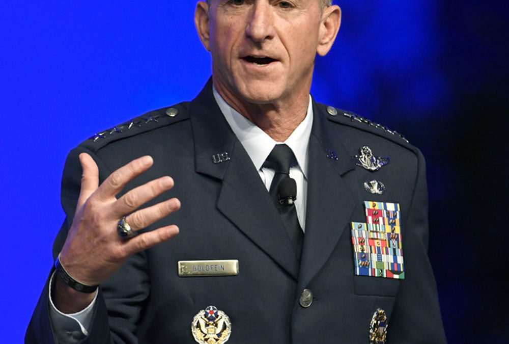 El Jefe de Estado Mayor de la Fuerza Aérea, General David L. Goldfein, pronuncia un discurso de actualización de la Fuerza Aérea durante la Conferencia Aérea, Espacial y Cibernética de la Asociación de la Fuerza Aérea en National Harbor, Maryland, 17 de septiembre de 2019.La Conferencia ASC es un seminario de desarrollo profesional que ofrece La oportunidad para el personal del Departamento de Defensa de participar en foros, discursos y talleres. (Foto de la Fuerza Aérea de los Estados Unidos por el Sargento).