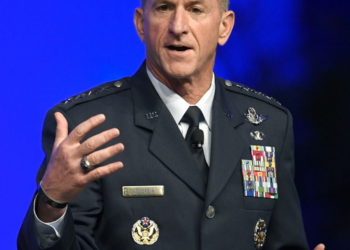 El Jefe de Estado Mayor de la Fuerza Aérea, General David L. Goldfein, pronuncia un discurso de actualización de la Fuerza Aérea durante la Conferencia Aérea, Espacial y Cibernética de la Asociación de la Fuerza Aérea en National Harbor, Maryland, 17 de septiembre de 2019.La Conferencia ASC es un seminario de desarrollo profesional que ofrece La oportunidad para el personal del Departamento de Defensa de participar en foros, discursos y talleres. (Foto de la Fuerza Aérea de los Estados Unidos por el Sargento).