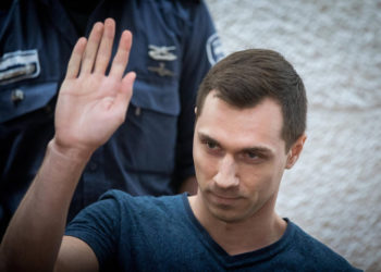 Aleksey Burkov, un hacker ruso programado para su extradición a los Estados Unidos, llega para una audiencia en el Tribunal Superior de Justicia de Jerusalén el 3 de noviembre de 2019. (Yonatan Sindel / Flash90)