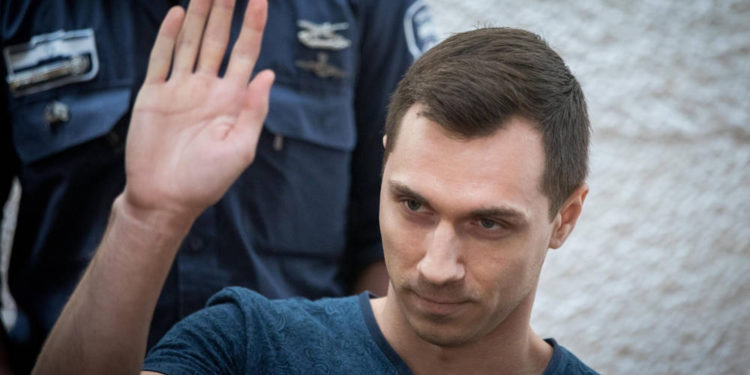 Aleksey Burkov, un hacker ruso programado para su extradición a los Estados Unidos, llega para una audiencia en el Tribunal Superior de Justicia de Jerusalén el 3 de noviembre de 2019. (Yonatan Sindel / Flash90)