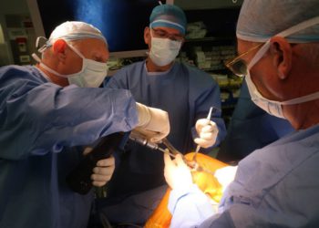 Los médicos en el Hospital Hadassah realizan la cirugía para insertar Agili-C en la curación de un paciente (Crédito de la foto: cortesía)