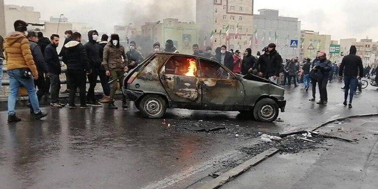 Manifestante de Irán habla con una emisora israelí arriesgando su vida