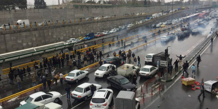 Las personas detienen sus automóviles en una carretera para mostrar su protesta por el aumento del precio de la gasolina en Teherán, Irán, 16 de noviembre de 2019 (crédito de la foto: REUTERS)