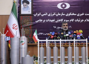 En esta foto publicada por la Organización de Energía Atómica de Irán, el portavoz de la organización Behrouz Kamalvandi habla en una rueda de prensa mientras se muestran centrifugadoras avanzadas frente a él, en Teherán, Irán, el 7 de septiembre de 2019 (Organización de Energía Atómica de Irán a través de AP )