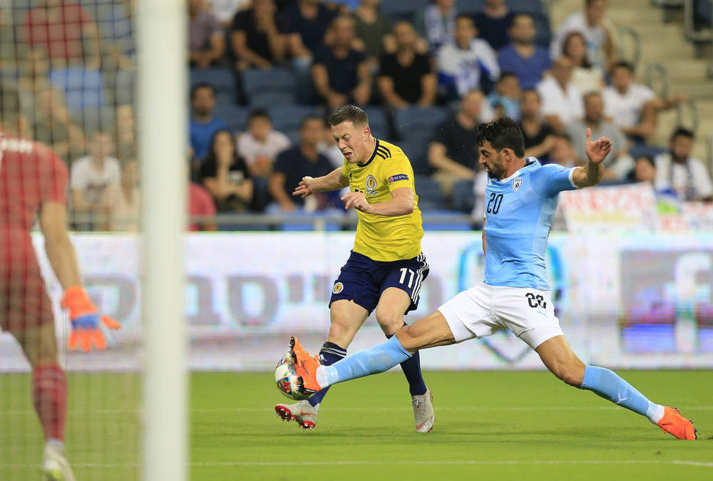 El escocés Callum McGregor dispara por el israelí Omri Ben Harush durante el partido de la Liga de Naciones en Haifa, Israel, el jueves 11 de octubre de 2018. (Foto AP / Ariel Schalit)