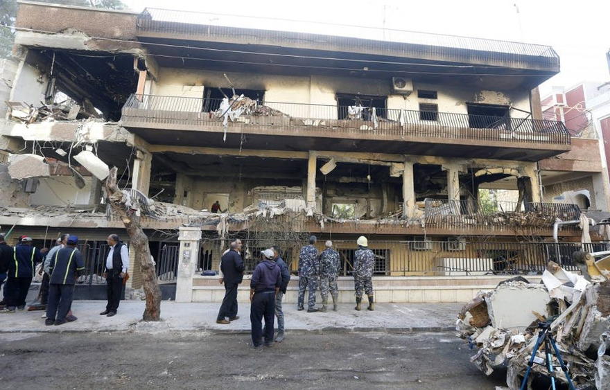 Las fuerzas de seguridad y los trabajadores municipales fuera de un edificio que fue blanco de un ataque aéreo en el barrio Mazze de Damasco, capital de Siria, durante la noche del 12 de noviembre de 2019 (LOUAI BESHARA / AFP)