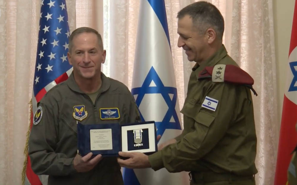 El jefe de la Fuerza Aérea de los Estados Unidos, David Goldfein (L) y el Jefe de Estado Mayor de las FDI, Aviv Kohavi, el 15 de noviembre de 2019. (Captura de pantalla / YouTube)